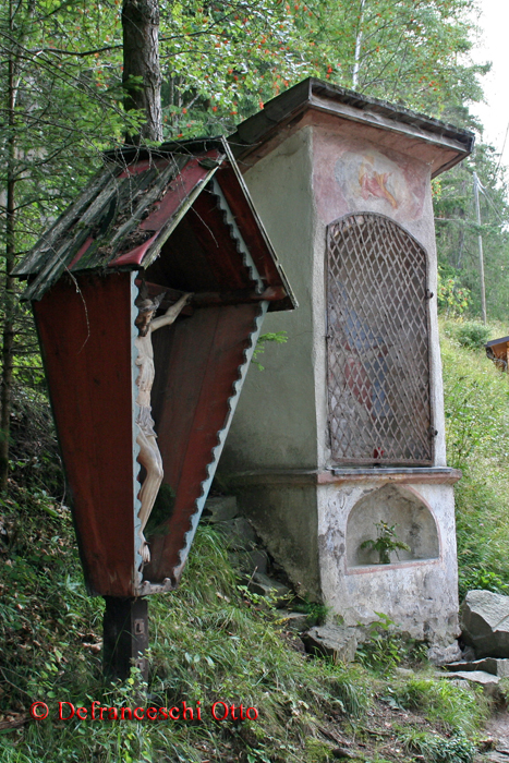 Wegkreuz und Kreuzwegstation