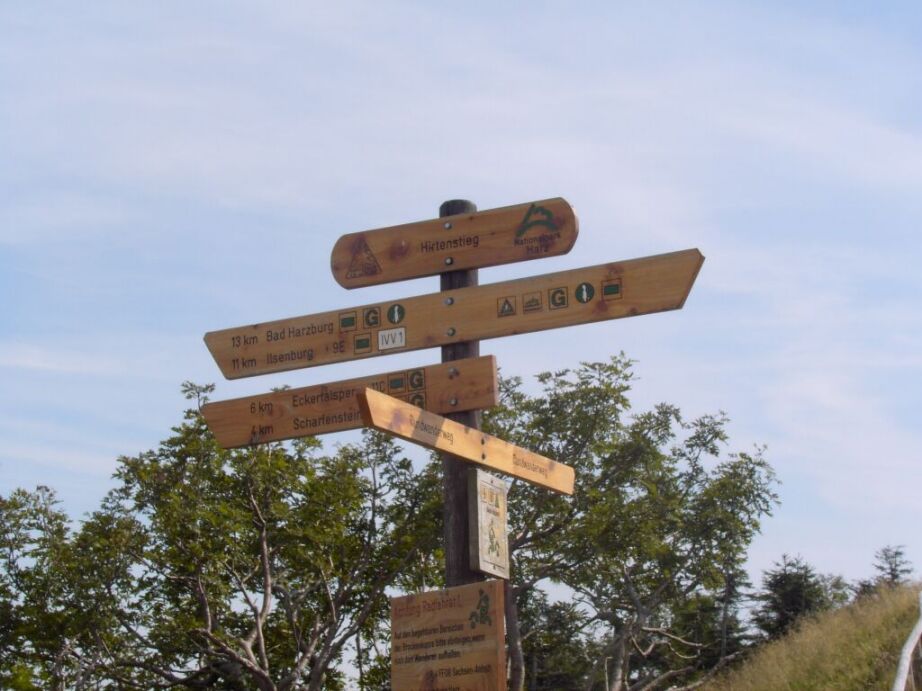 Wegweiser auf dem Berggipfel