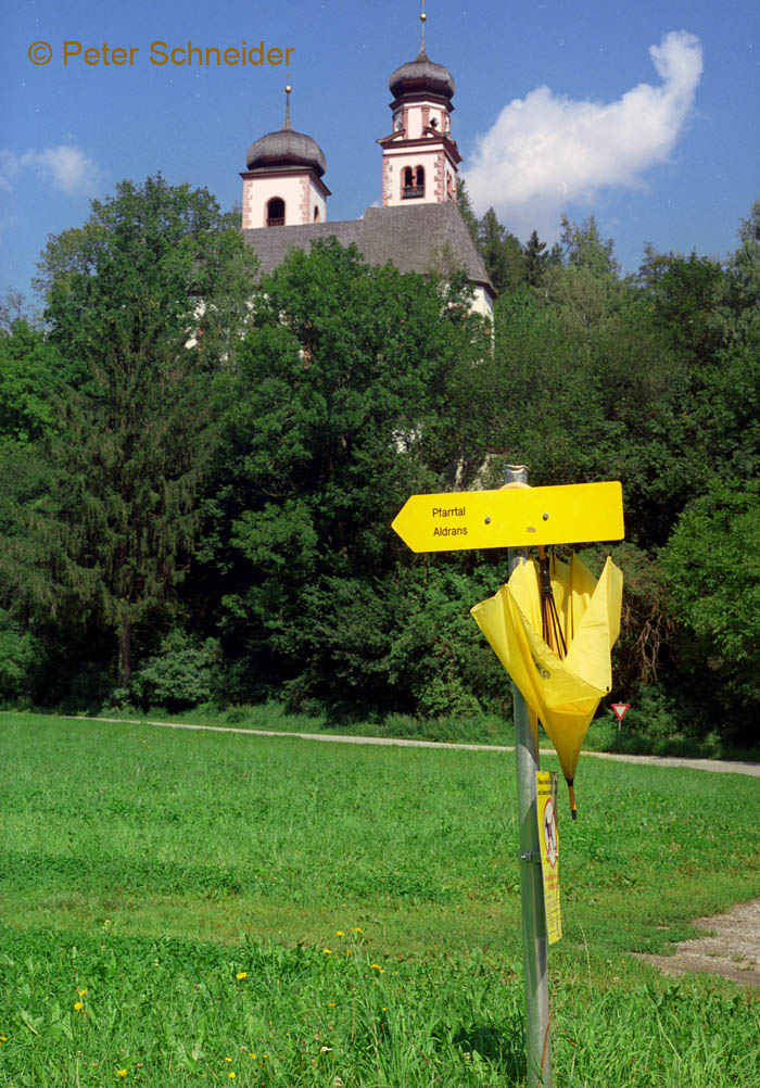 Wegweiser mit Schirm