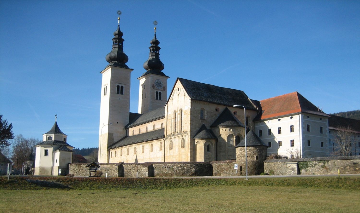 Wehrkirche Ma. Himmelfahrt zu Gurk (K) von Südosten.