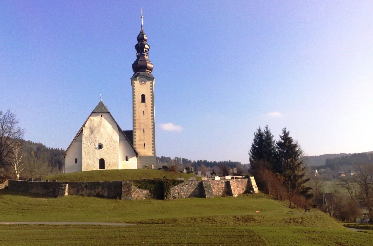 Wehrkirche St. Klementen am Krappfeld (K) von Westen.