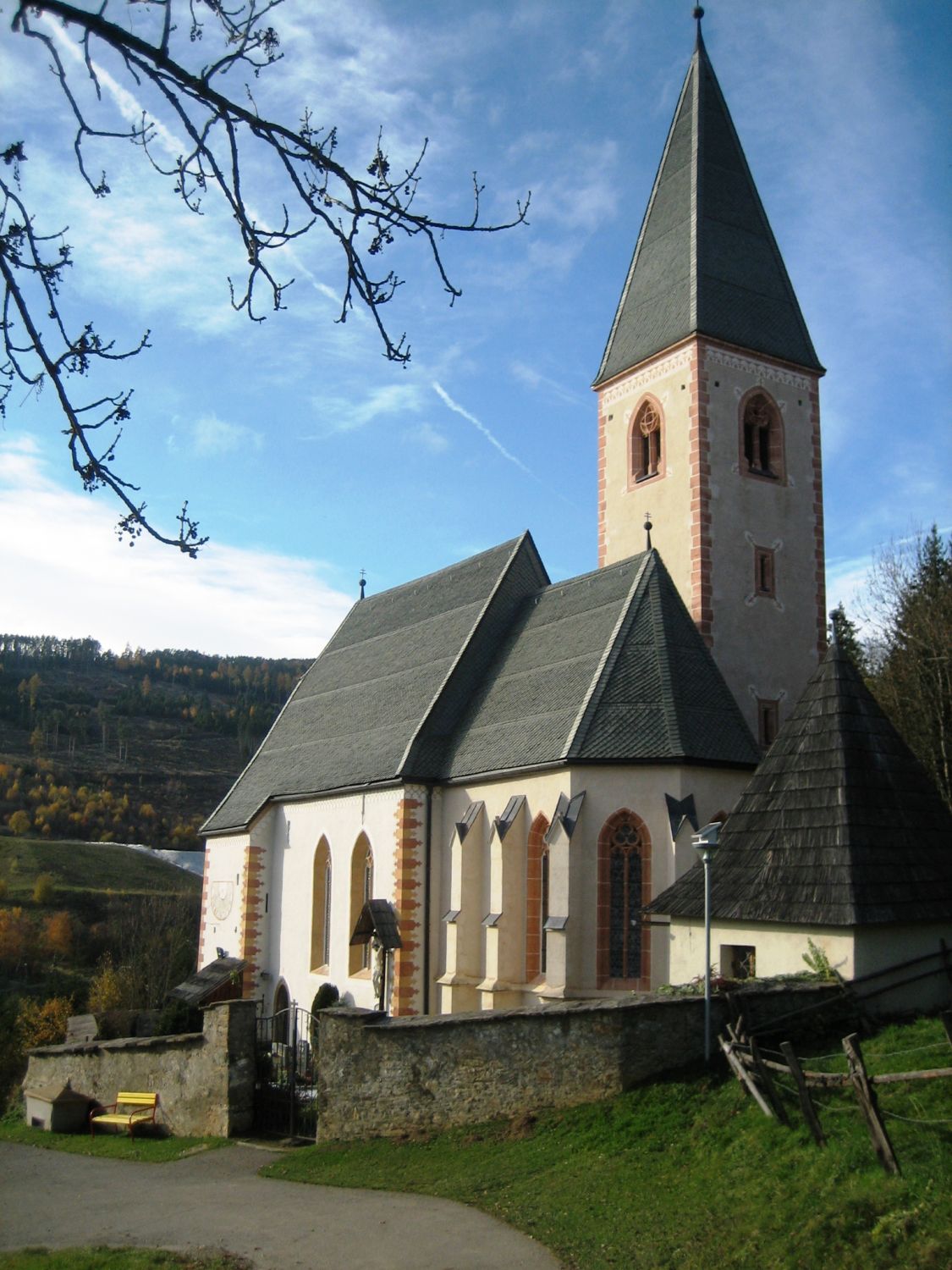 Wehrkirche St. Kosmas bei Mölbling (K) von Osten.