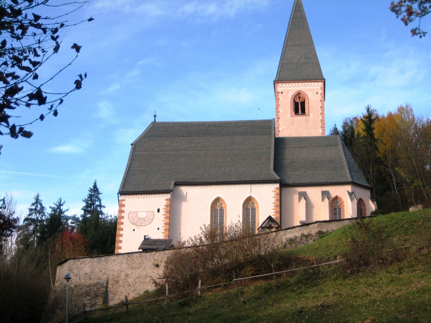 Wehrkirche St. Kosmas bei Mölbling (K) von Süden.