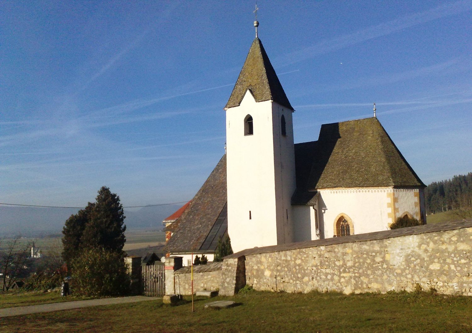 Wehrkirche St. Martin am Krappfeld (K) von Süden.