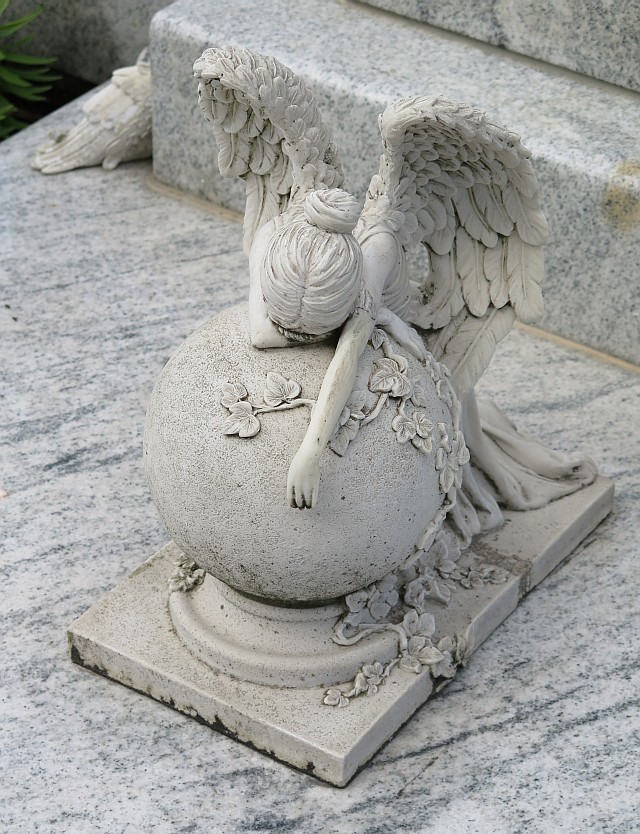 Weltschmerz auf einem Grab im Friedhof Bad Deutsch-Altenburg