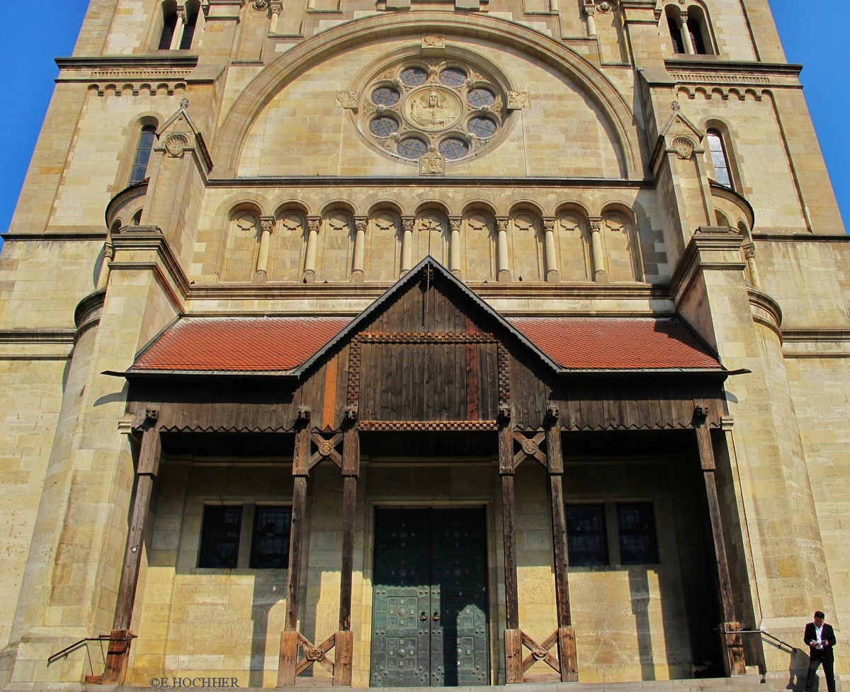 Westportal Kirche zum heiligen Franz von Assisi