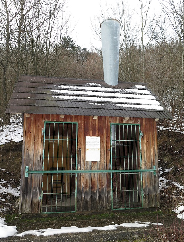 Wetterschiesshütte und Wetterschutzschirm oberhalb von Gumpoldskirchen