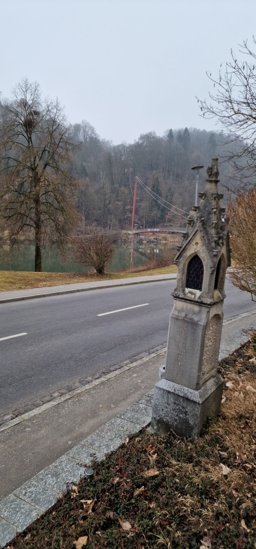 Windschiefes Marterl in Wernstein am Inn