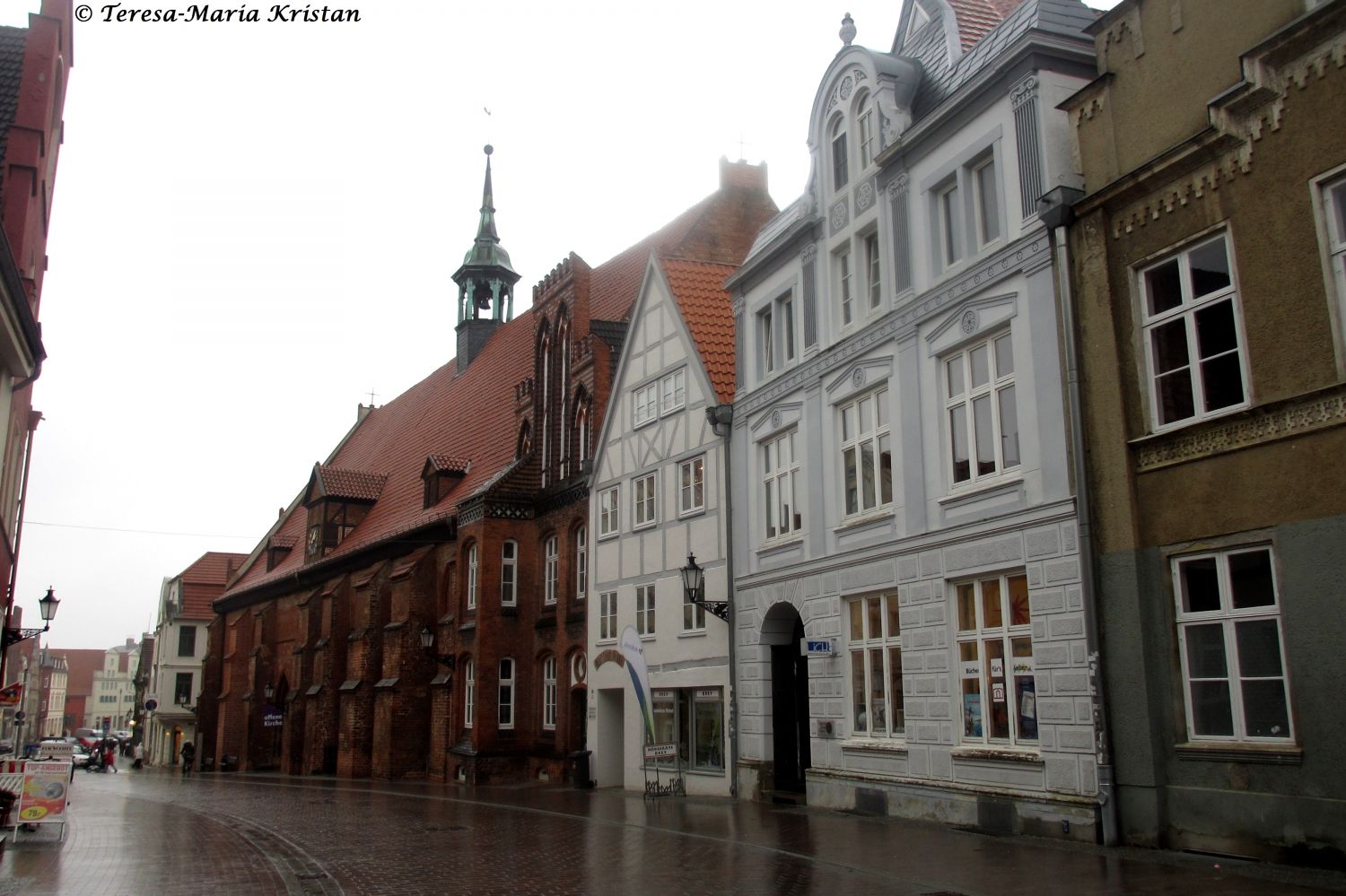 Wismar- Straße mit Heiligen-Geist-Kirche