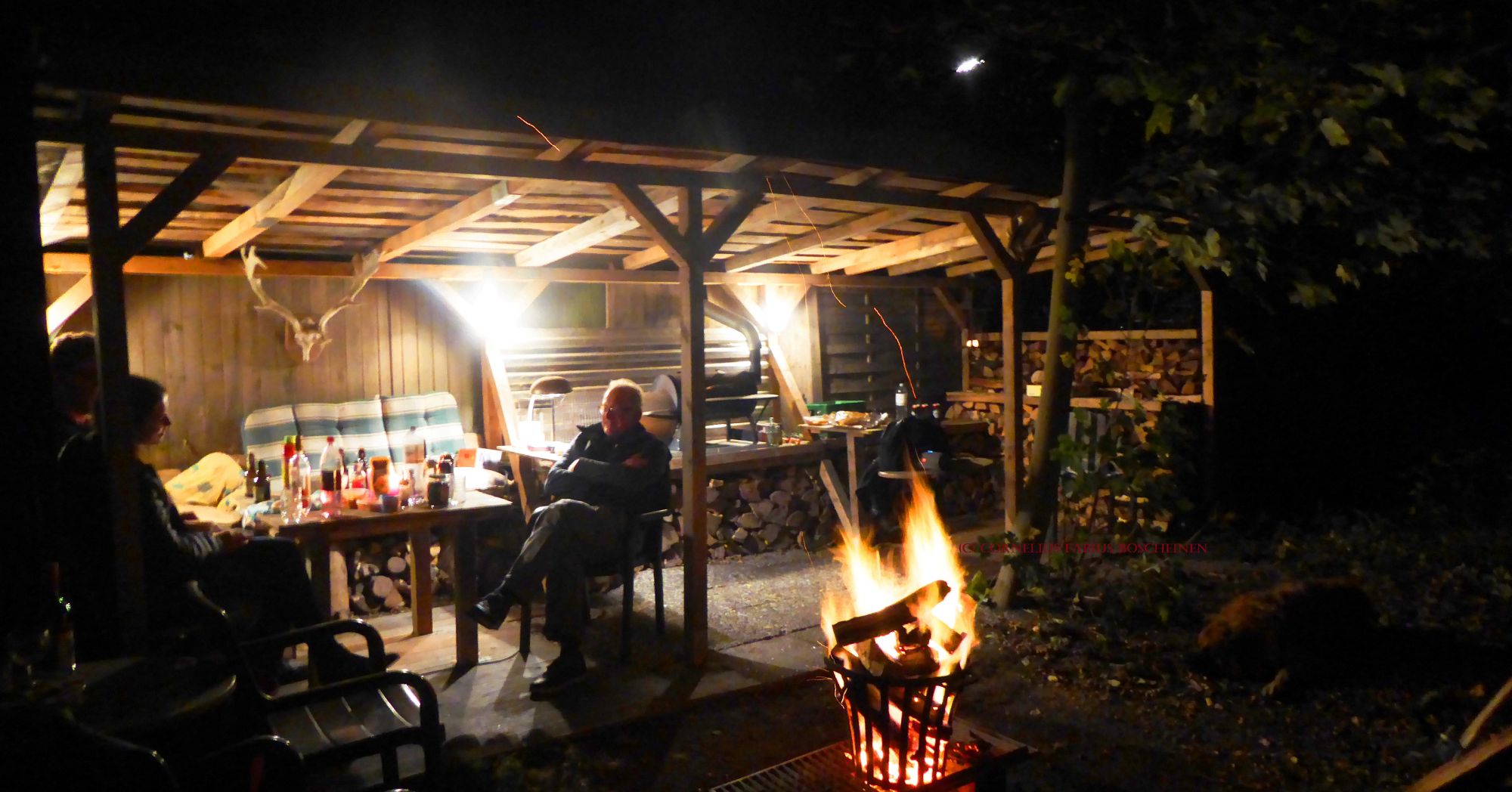 Zurück zu den Wurzeln. Besinnung am abendlichen Feuer.